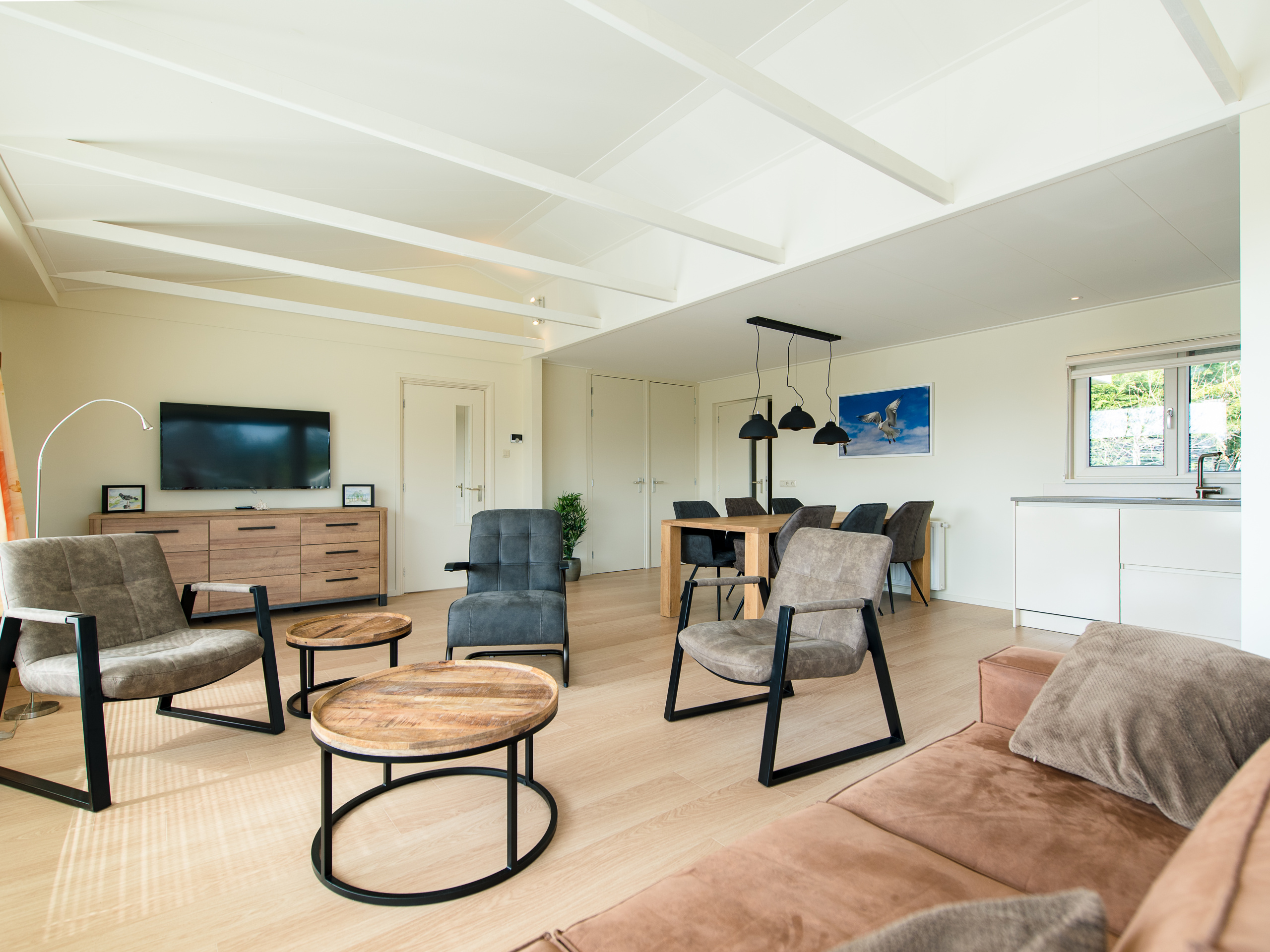 De bungalow op Roosdunen tegen de duinen en bossen