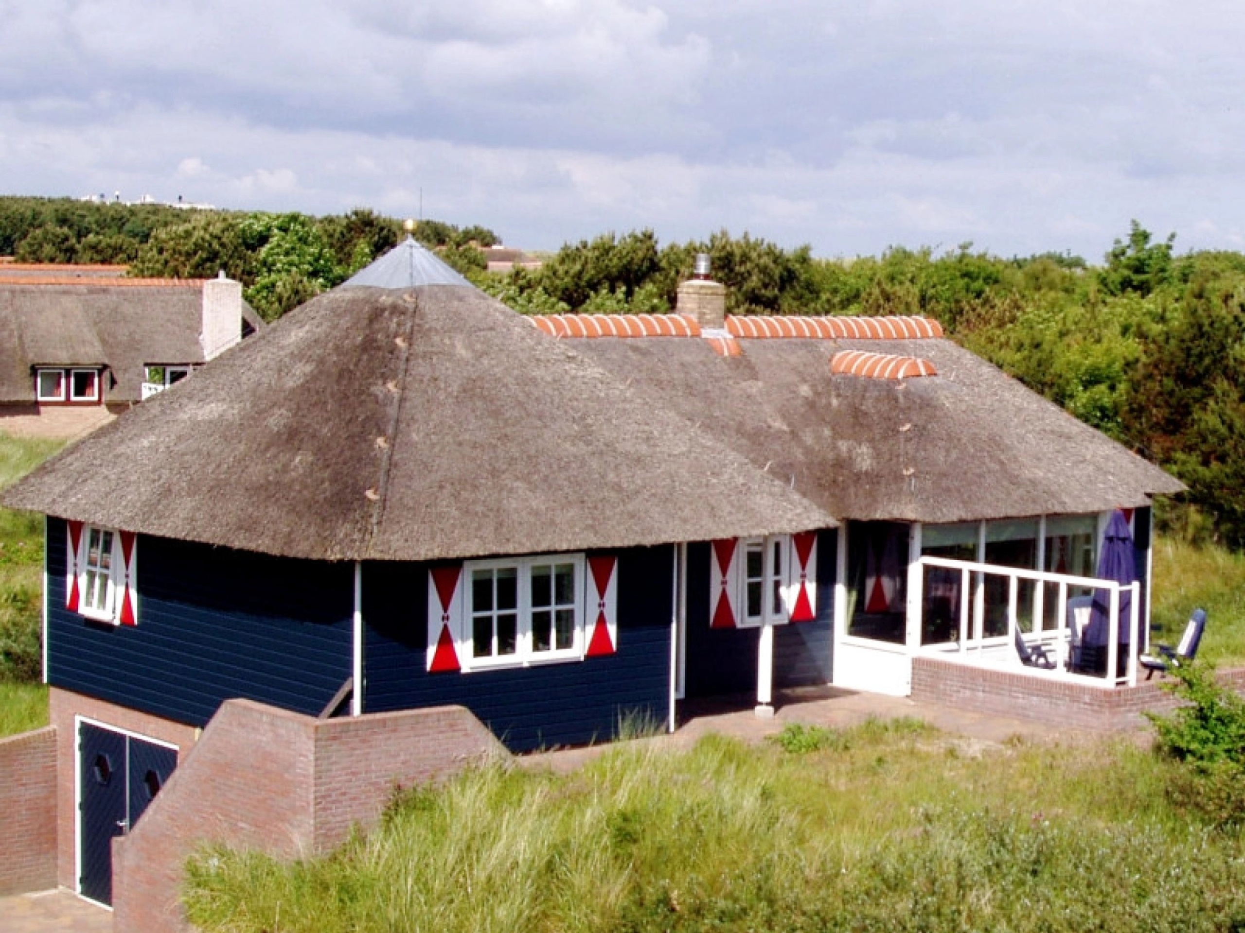 Ein reetgedecktes Haus im Dünengebiet zwischen Nes und Buren