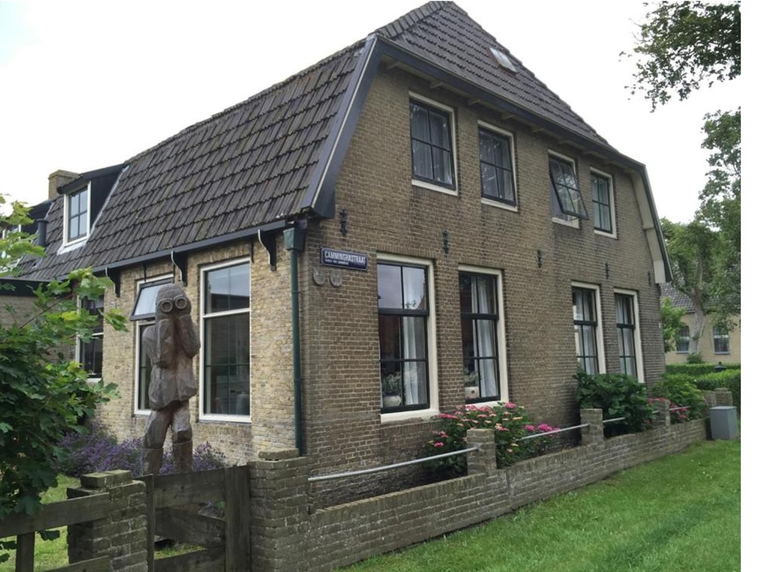 Markante woning aan de prachtige oude dorpsstraat