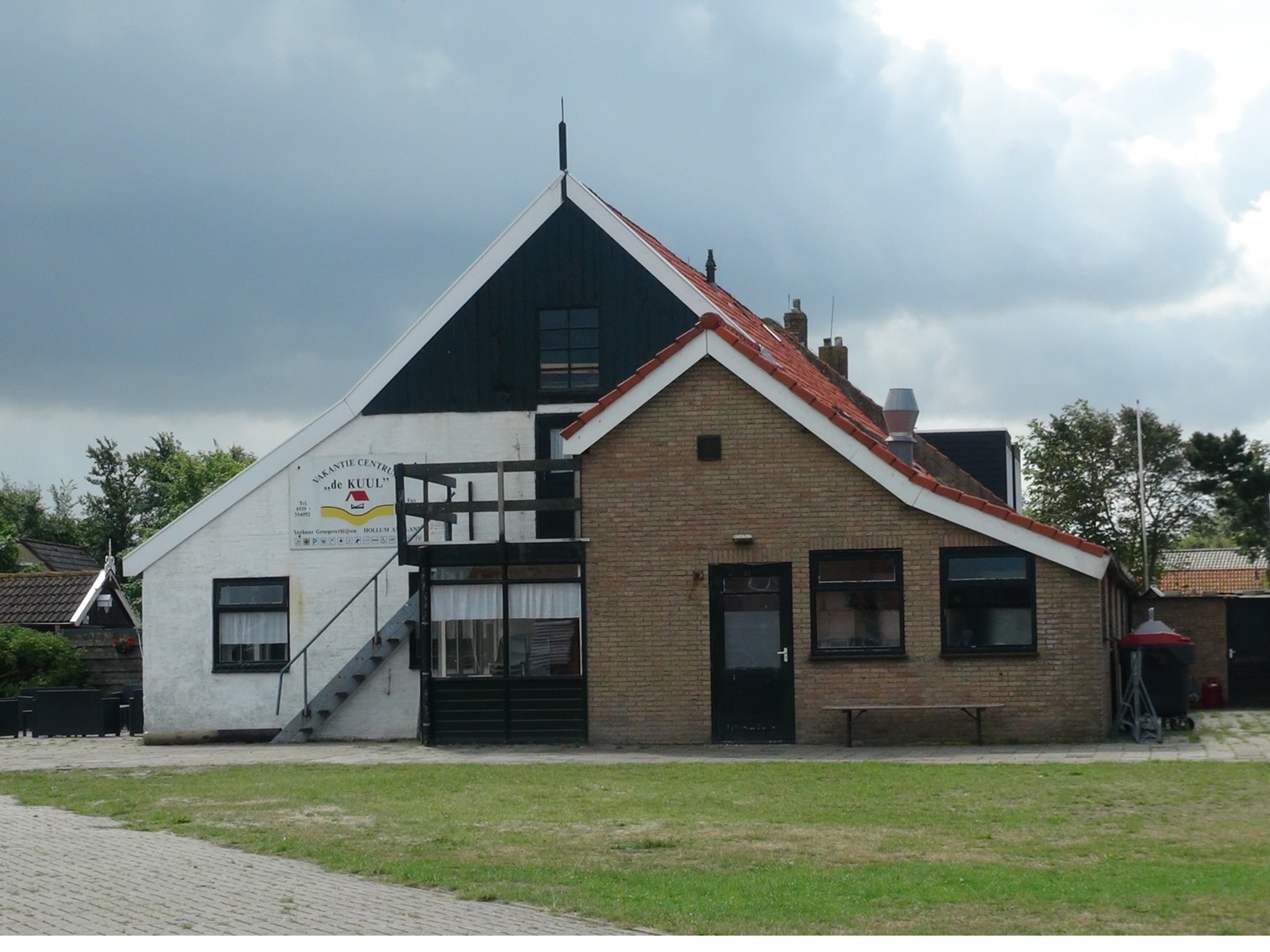 Eenpersoonskamer met douche en toilet in vakantiecentrum de Kuul