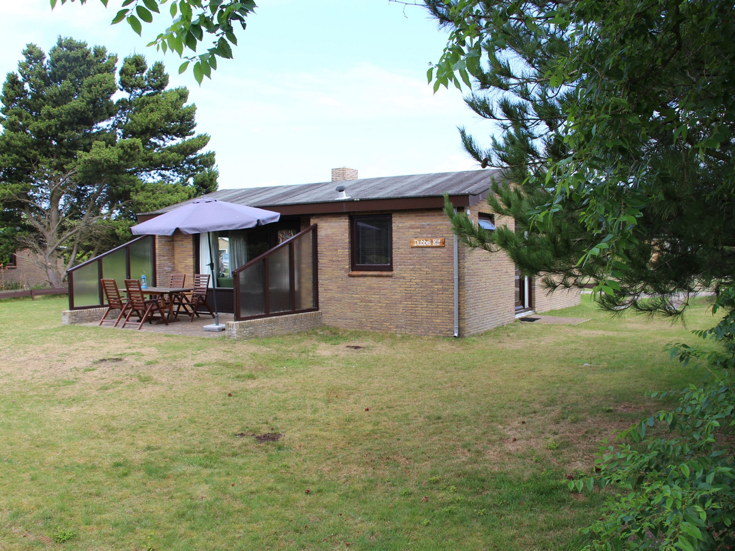 Ein stimmungsvoller Bungalow mit großem Grundstück und Terrasse im Süden