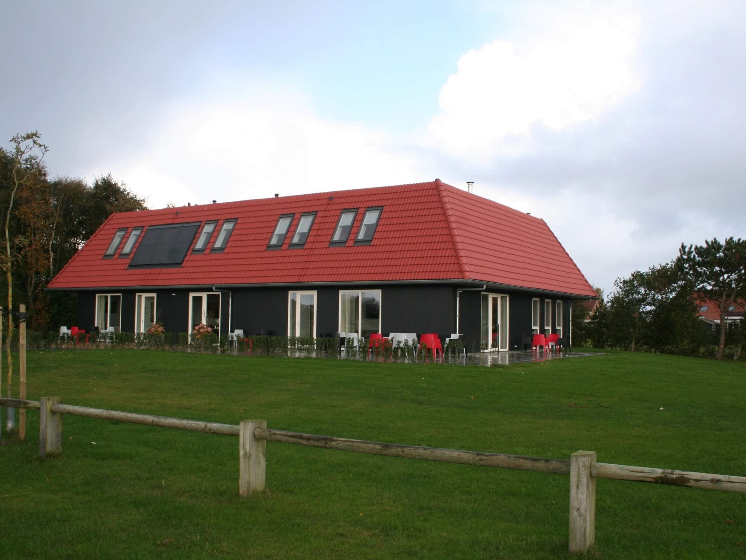 Luxe groepsverblijf met weids uitzicht op de dijk en duinen